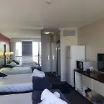 Surfers Ocean View Sleeps 4, Free Wifi, Washing Machine, Large Fridge
