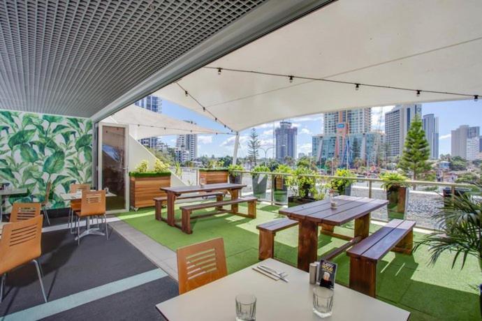 Surfers Ocean View Sleeps 4, Free Wifi, Washing Machine, Large Fridge * Gold Coast