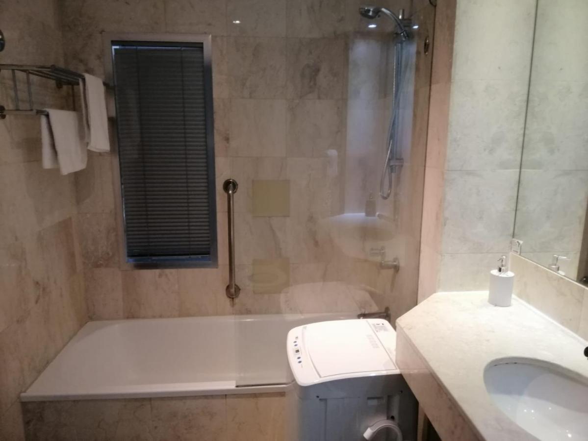 Surfers Ocean View Sleeps 4, Free Wifi, Washing Machine, Large Fridge *
