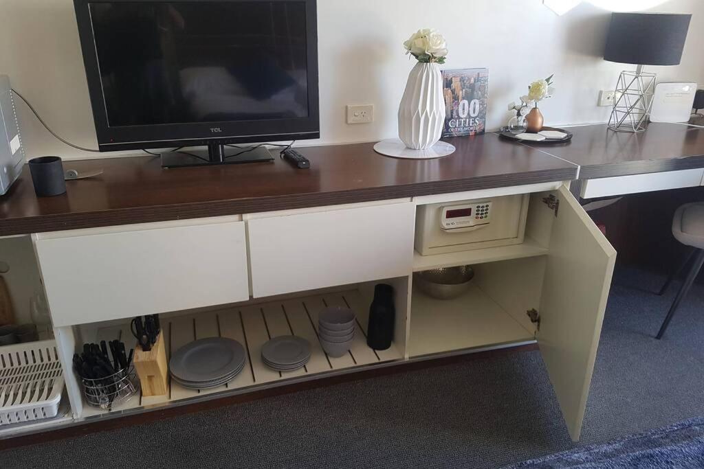 Surfers Ocean View Sleeps 4, Free Wifi, Washing Machine, Large Fridge Apartment Gold Coast