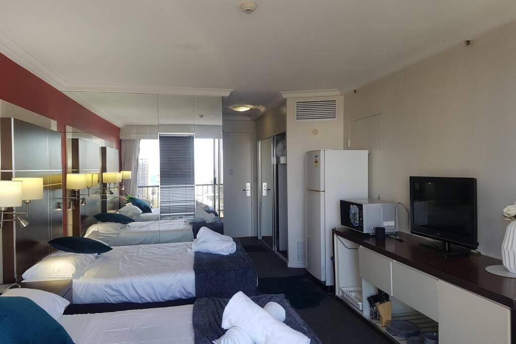 Surfers Ocean View Sleeps 4, Free Wifi, Washing Machine, Large Fridge * Gold Coast