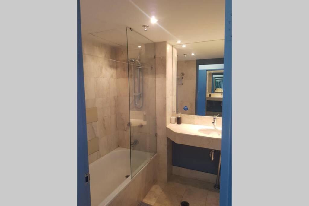 Apartment Surfers Ocean View Sleeps 4, Free Wifi, Washing Machine, Large Fridge *