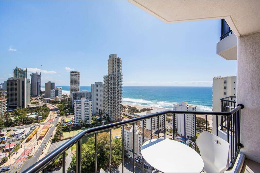 Surfers Ocean View Sleeps 4, Free Wifi, Washing Machine, Large Fridge Apartment *