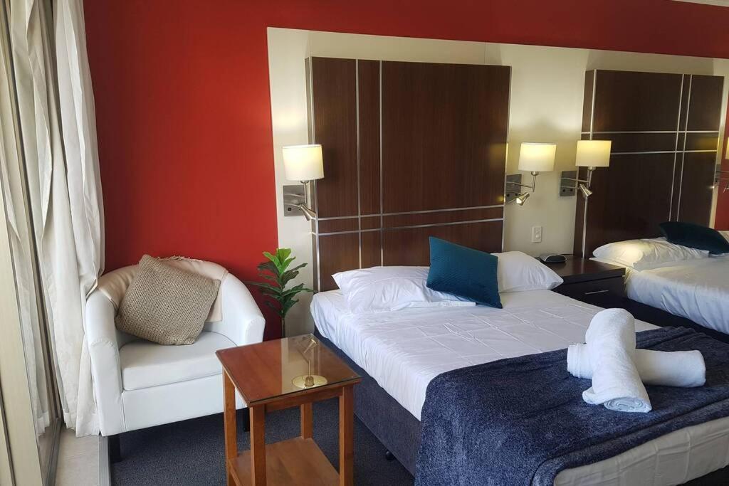 Surfers Ocean View Sleeps 4, Free Wifi, Washing Machine, Large Fridge Gold Coast