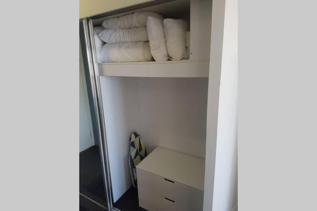 Surfers Ocean View Sleeps 4, Free Wifi, Washing Machine, Large Fridge *