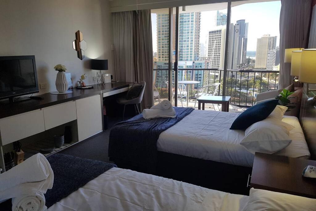 Apartment Surfers Ocean View Sleeps 4, Free Wifi, Washing Machine, Large Fridge *