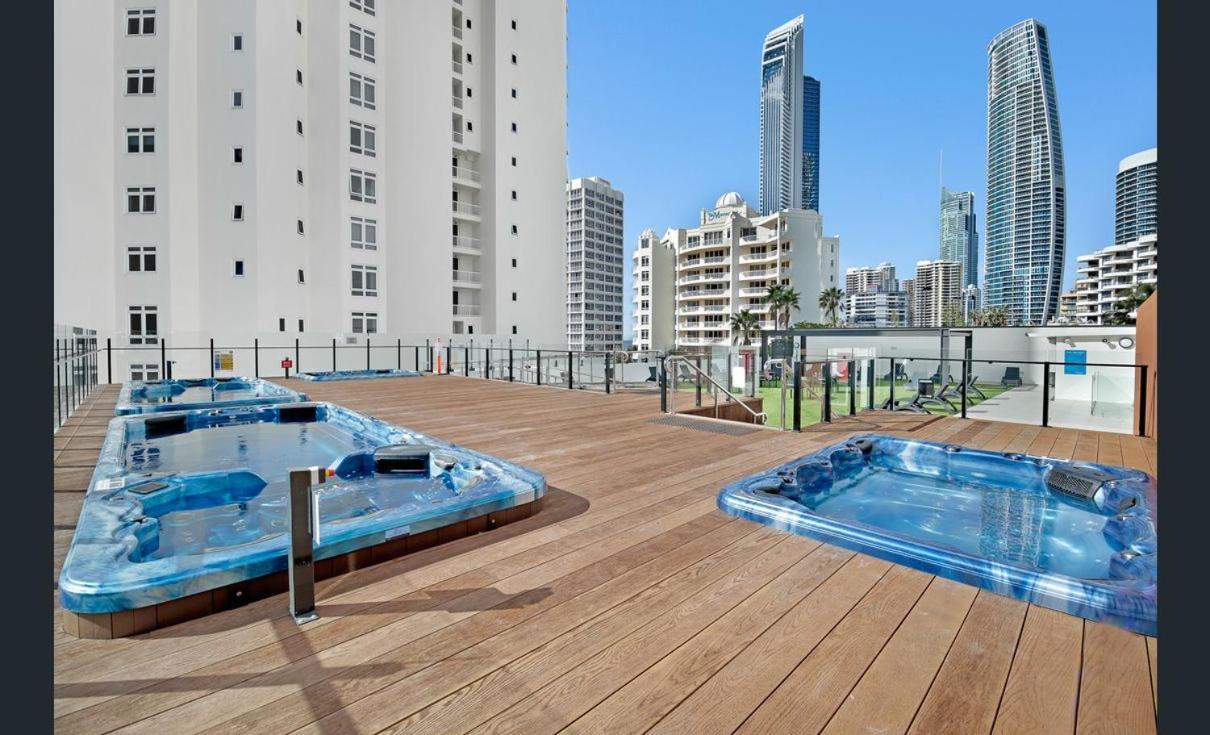 Surfers Ocean View Sleeps 4, Free Wifi, Washing Machine, Large Fridge Gold Coast