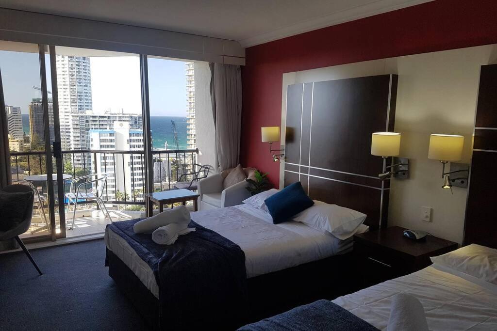 Surfers Ocean View Sleeps 4, Free Wifi, Washing Machine, Large Fridge
